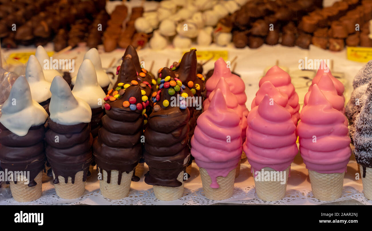 Tradizionale austriaca inverno gelato schokokusse waffel im Sweet curare candy in austrian mercatino di natale a Vienna Foto Stock