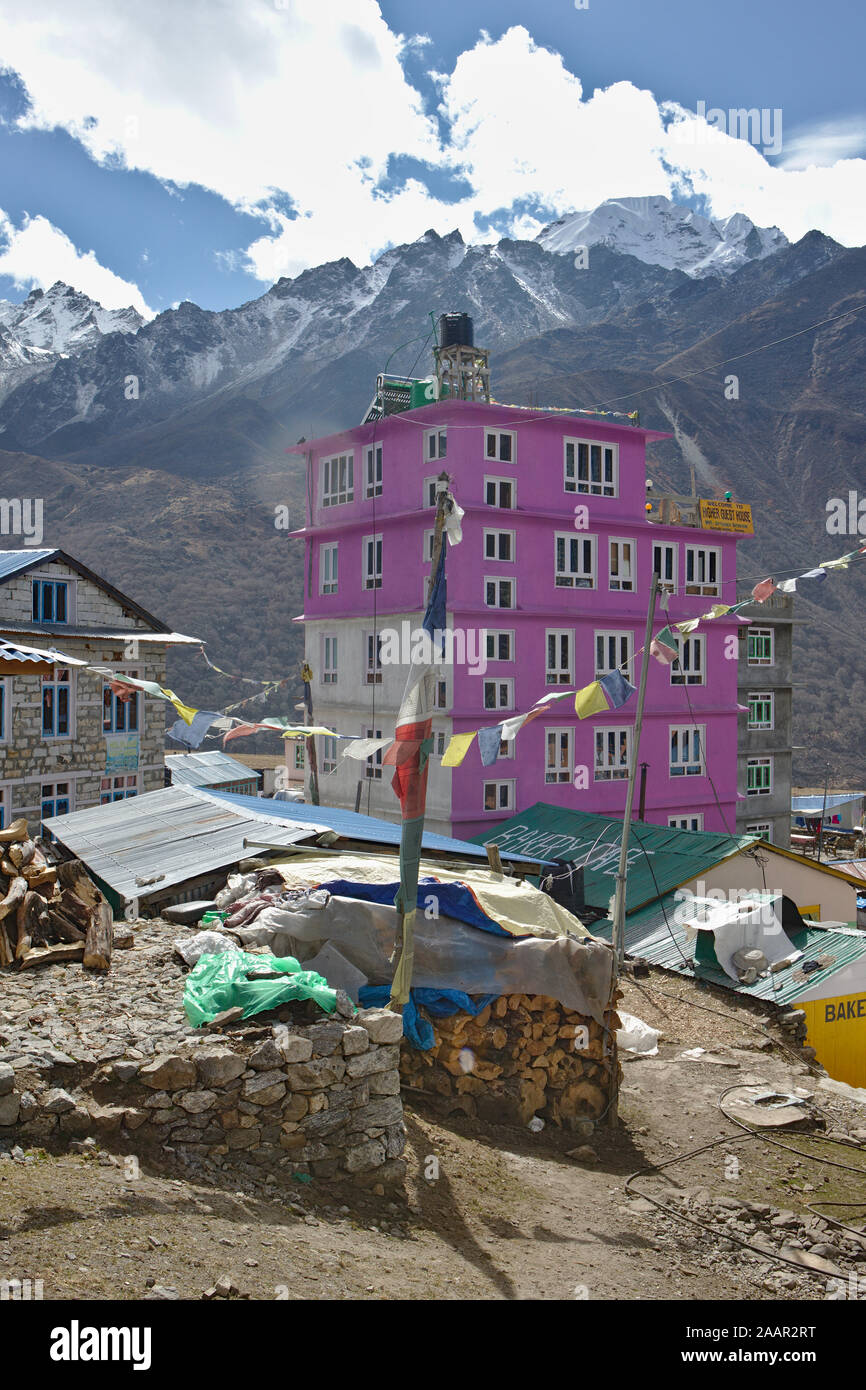 Square hotel rosa con le montagne sullo sfondo Foto Stock