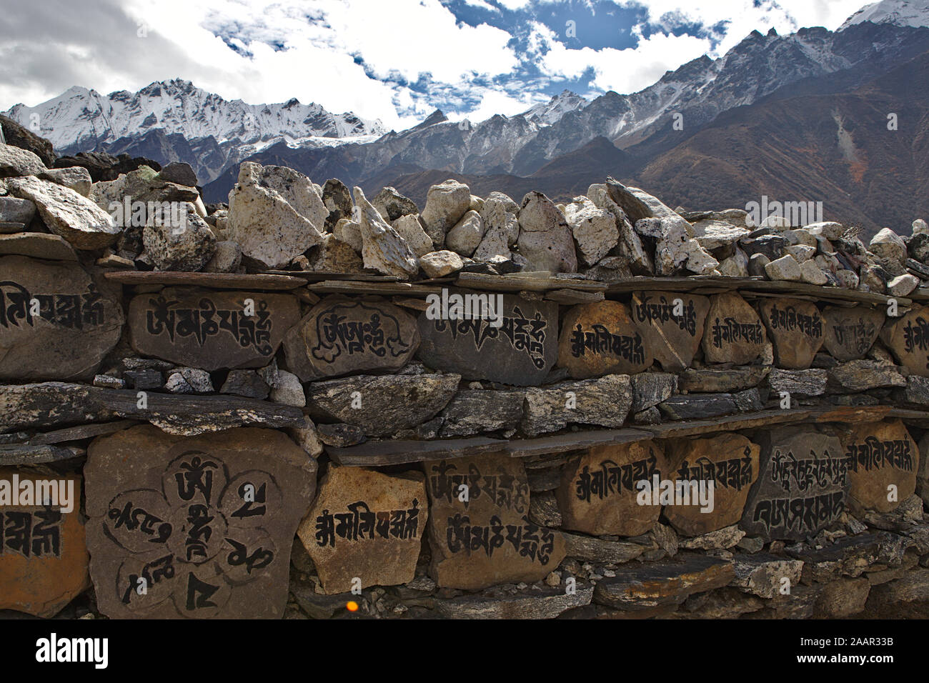 Sacre parole incise sulle pietre con le montagne sullo sfondo Foto Stock