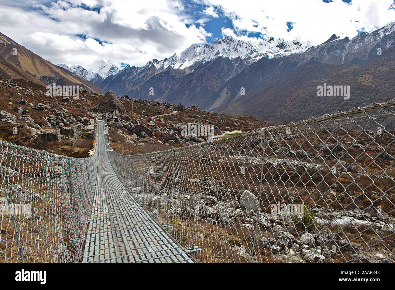 Ponte metallico costruito da Gurkhas che conduce alla valle di Langtang Foto Stock