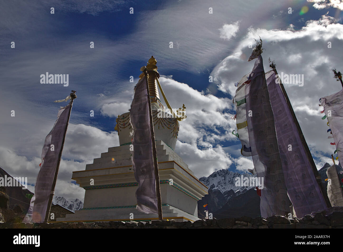 Stupa buddisti in montagna himalayana Foto Stock