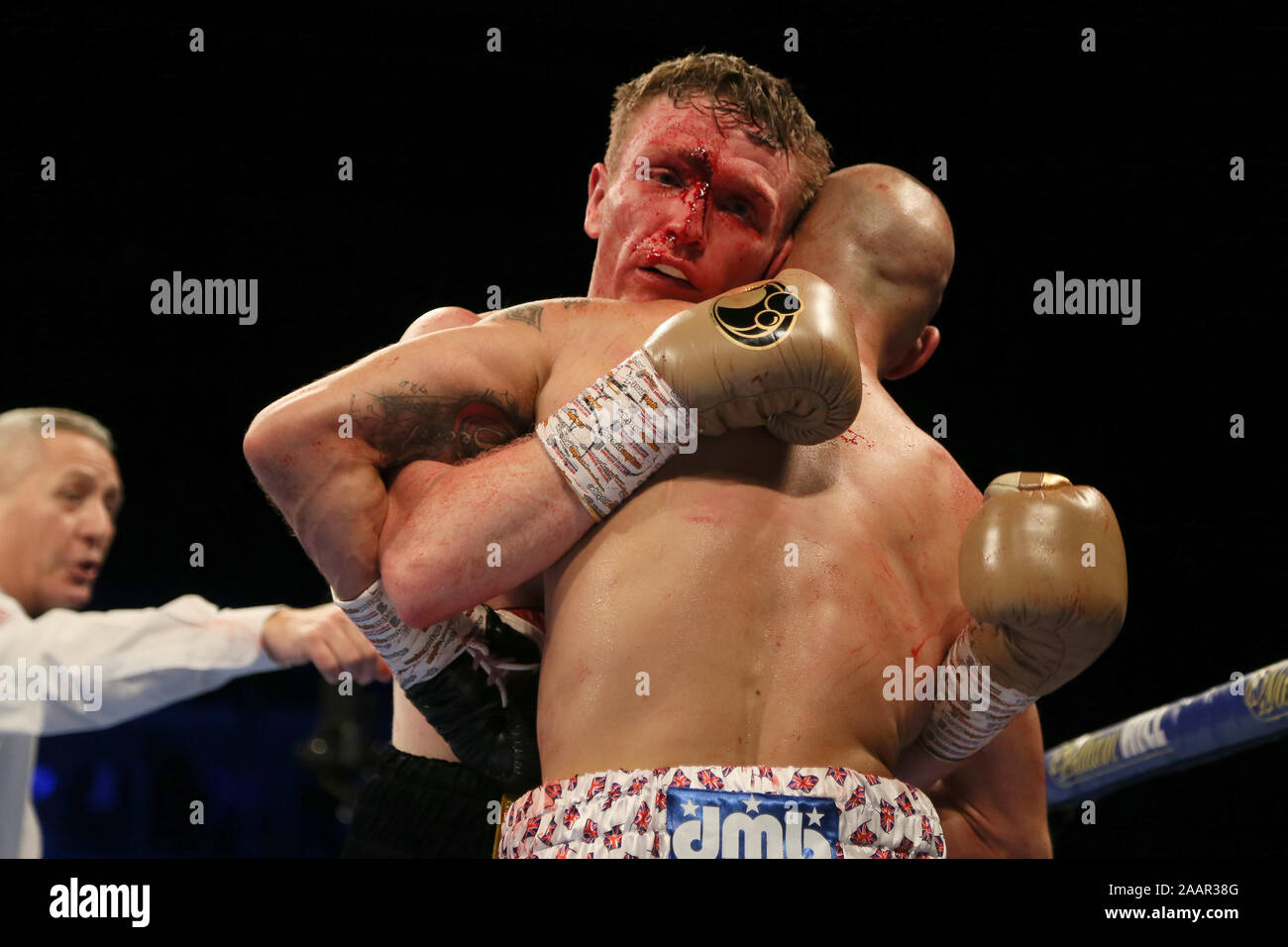 Tom Farrell con il suo cattivo taglio contro Sean Dodd ultraleggero e concorso presso la M&S Bank Arena, Liverpool. Foto Stock