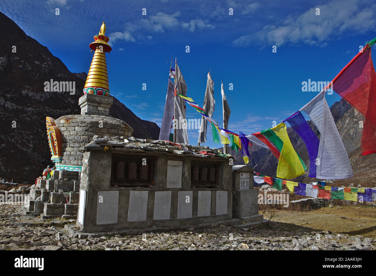 Monumento langtang memoriale del terremoto con bandiere di preghiera Foto Stock