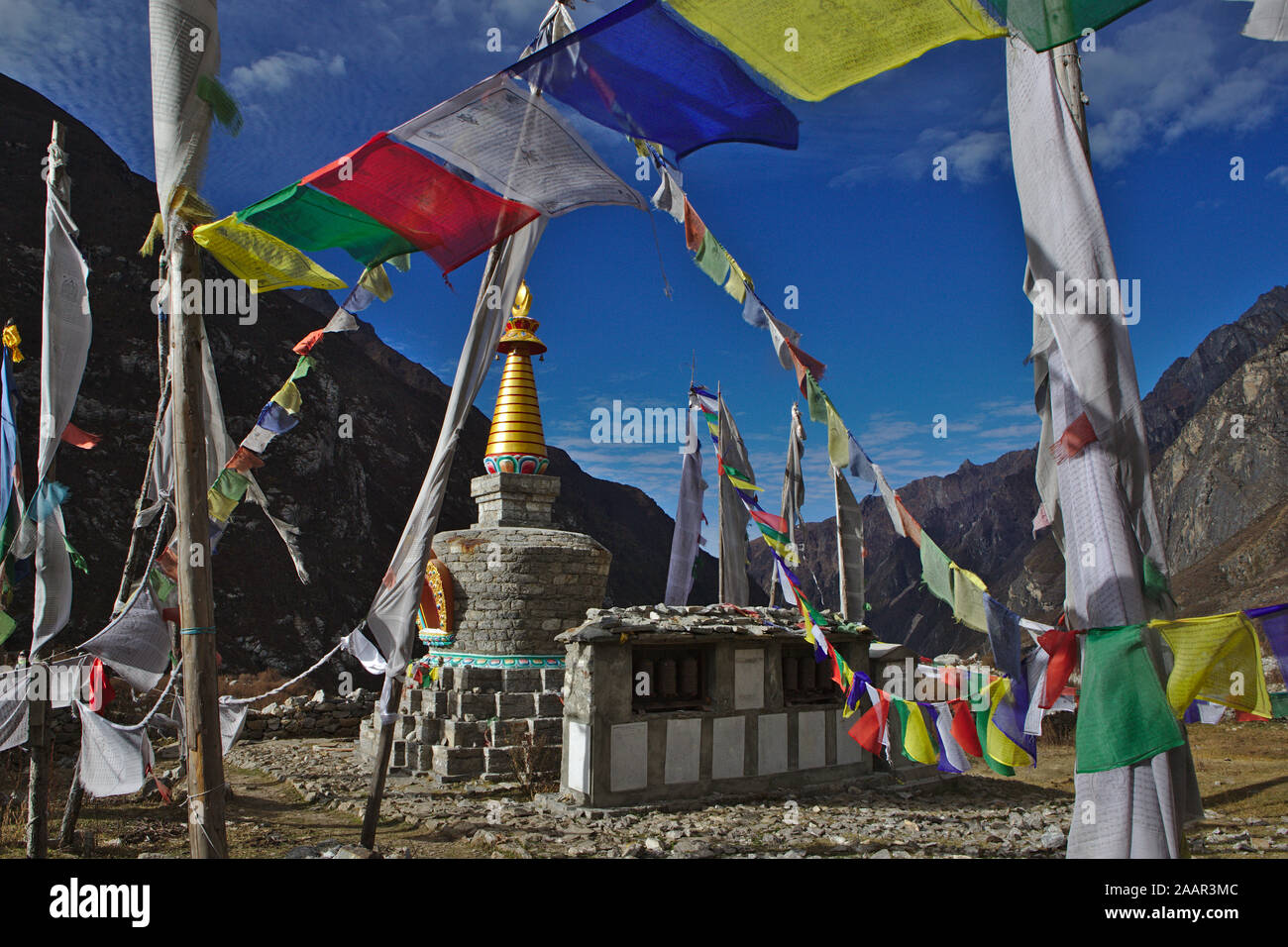 Monumento langtang memoriale del terremoto con bandiere di preghiera Foto Stock