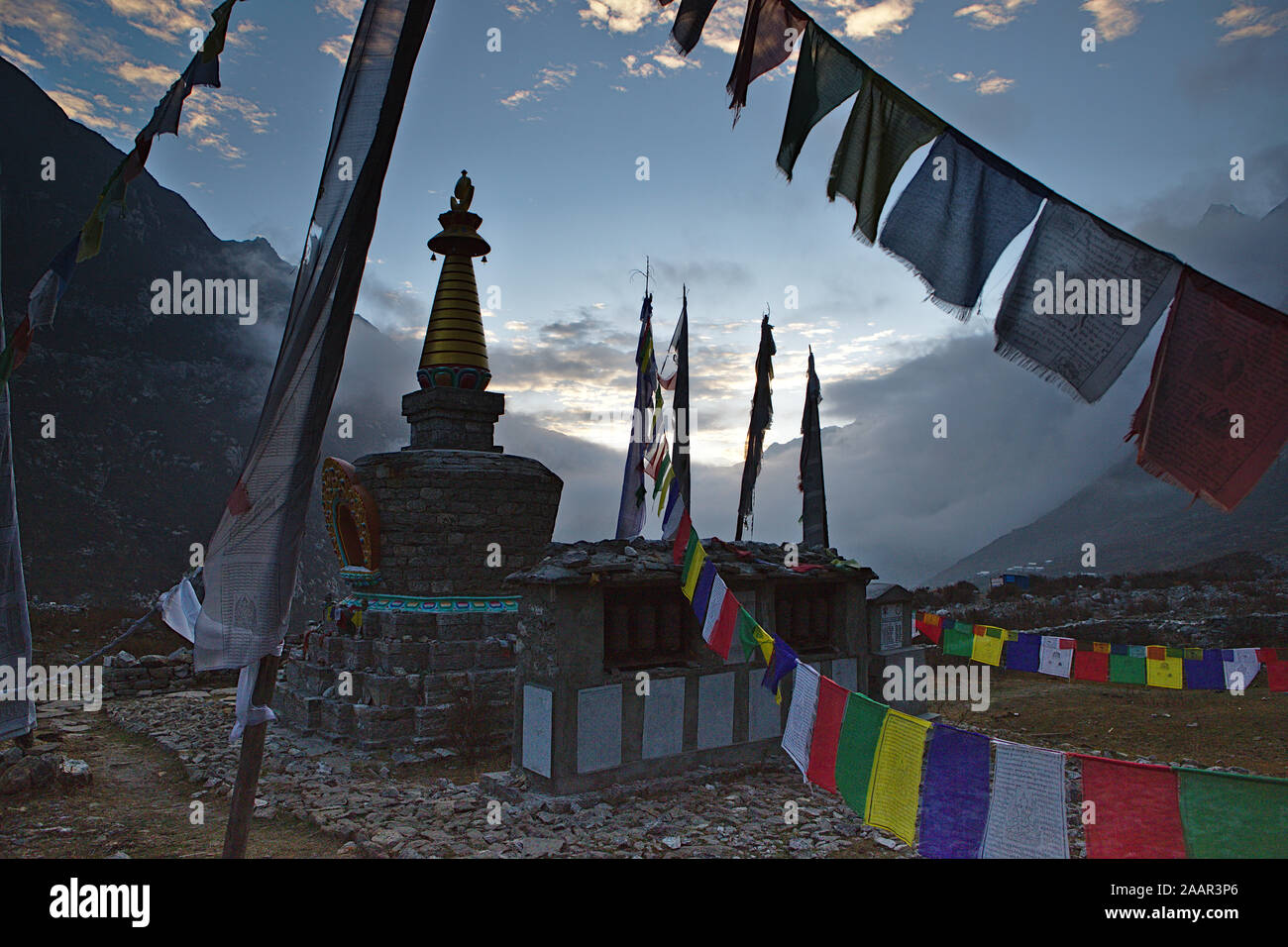 Monumento langtang memoriale del terremoto con bandiere di preghiera Foto Stock