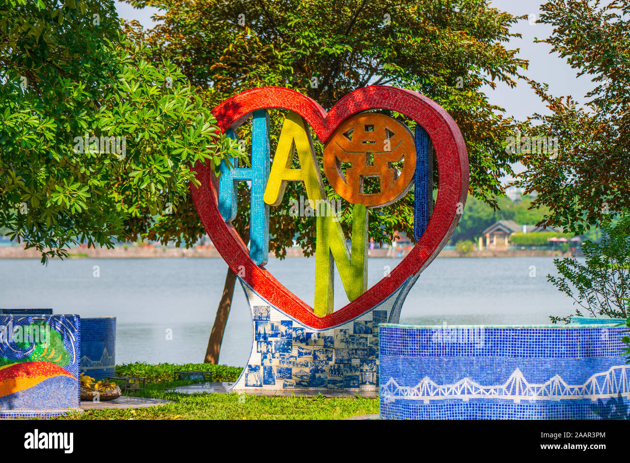Hanoi, Vietnam - XII Ottobre 2019: il famoso amore Hanoi statua accanto al grande lago del nord di Hanoi Foto Stock