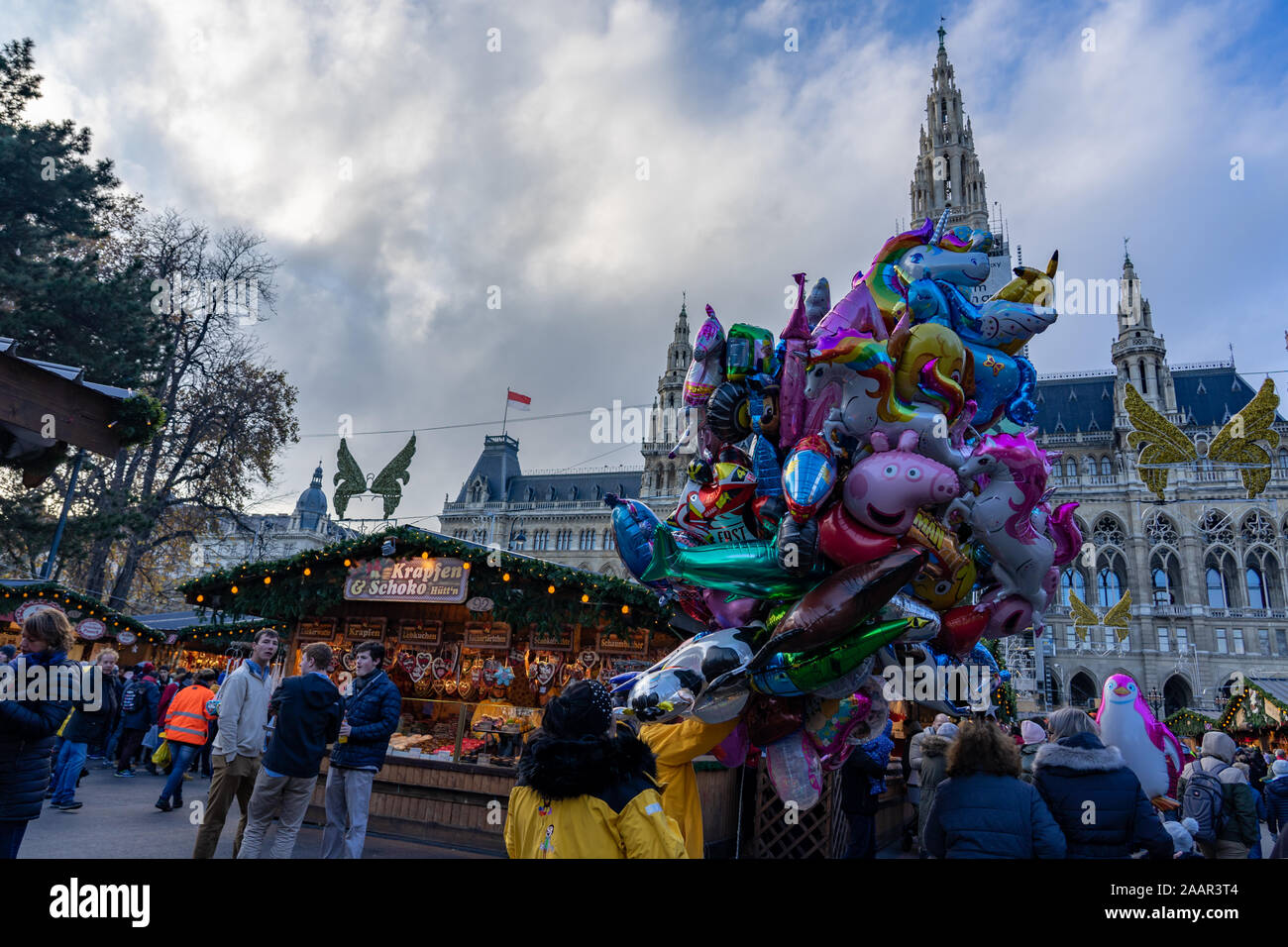 Vienna, Austria - 11.23.2019 : christkindelmarkt in Wien Vienna il giorno dell'uomo con la gente e palloncini per i bambini Foto Stock