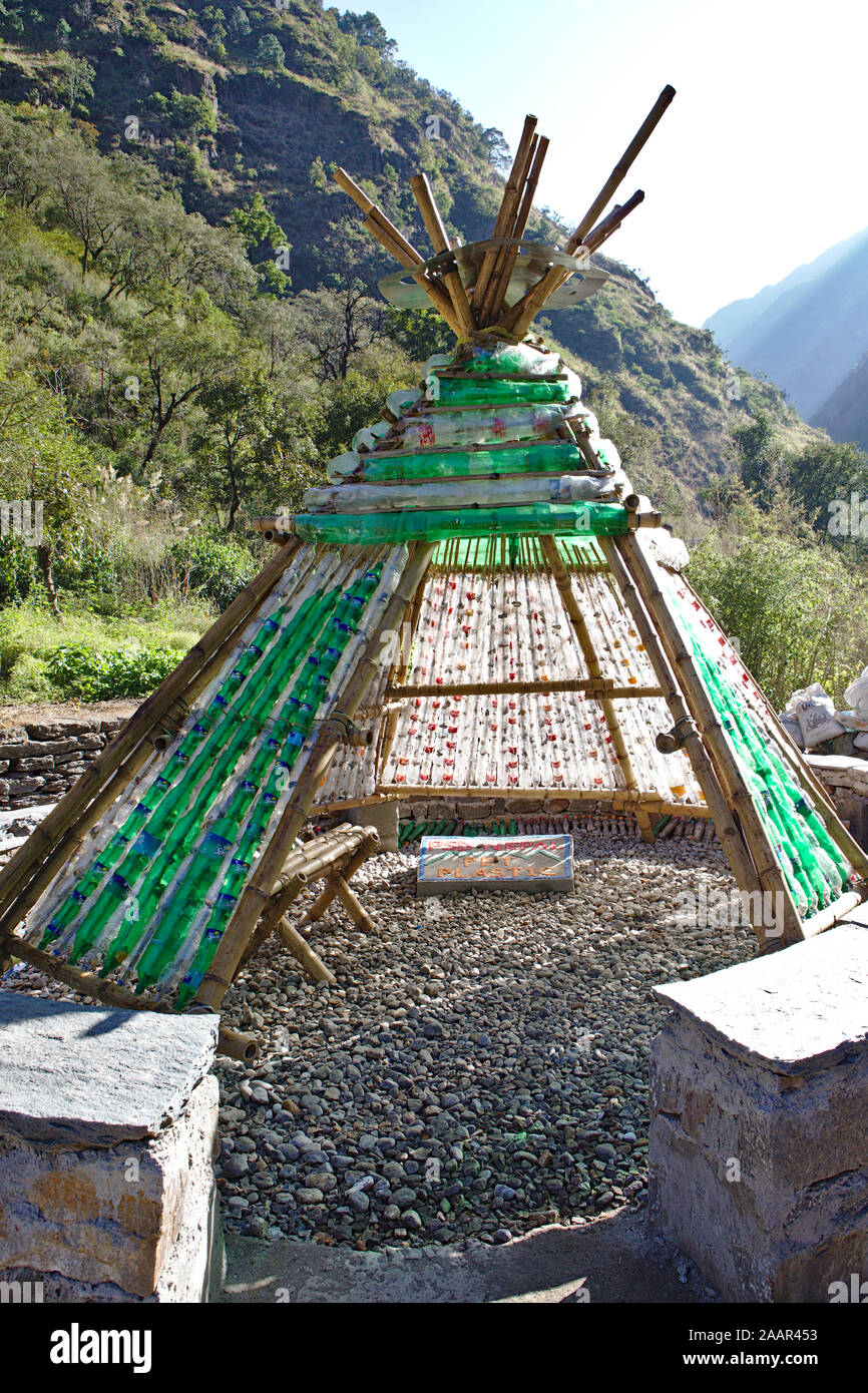 Teepee fatta di bottiglie di plastica Foto Stock