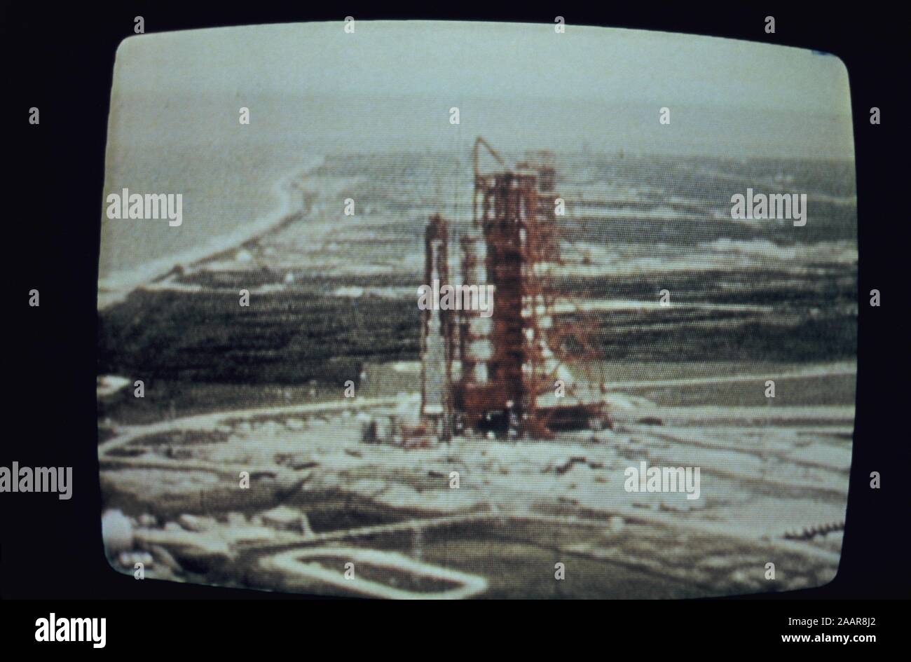 Teleclip 11 Apollo Saturn V a Cape Canaveral - foto scattata direttamente dallo schermo del televisore circa 1969-72 Foto Stock