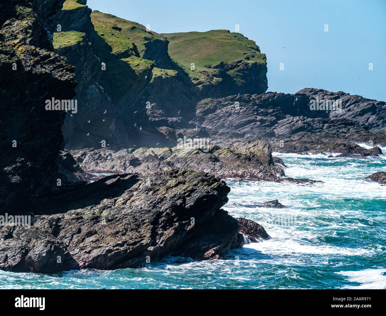 Scogliere sul mare, le onde e surf a Pig's Paradise,Isle di Colonsay, Scotland, Regno Unito Foto Stock