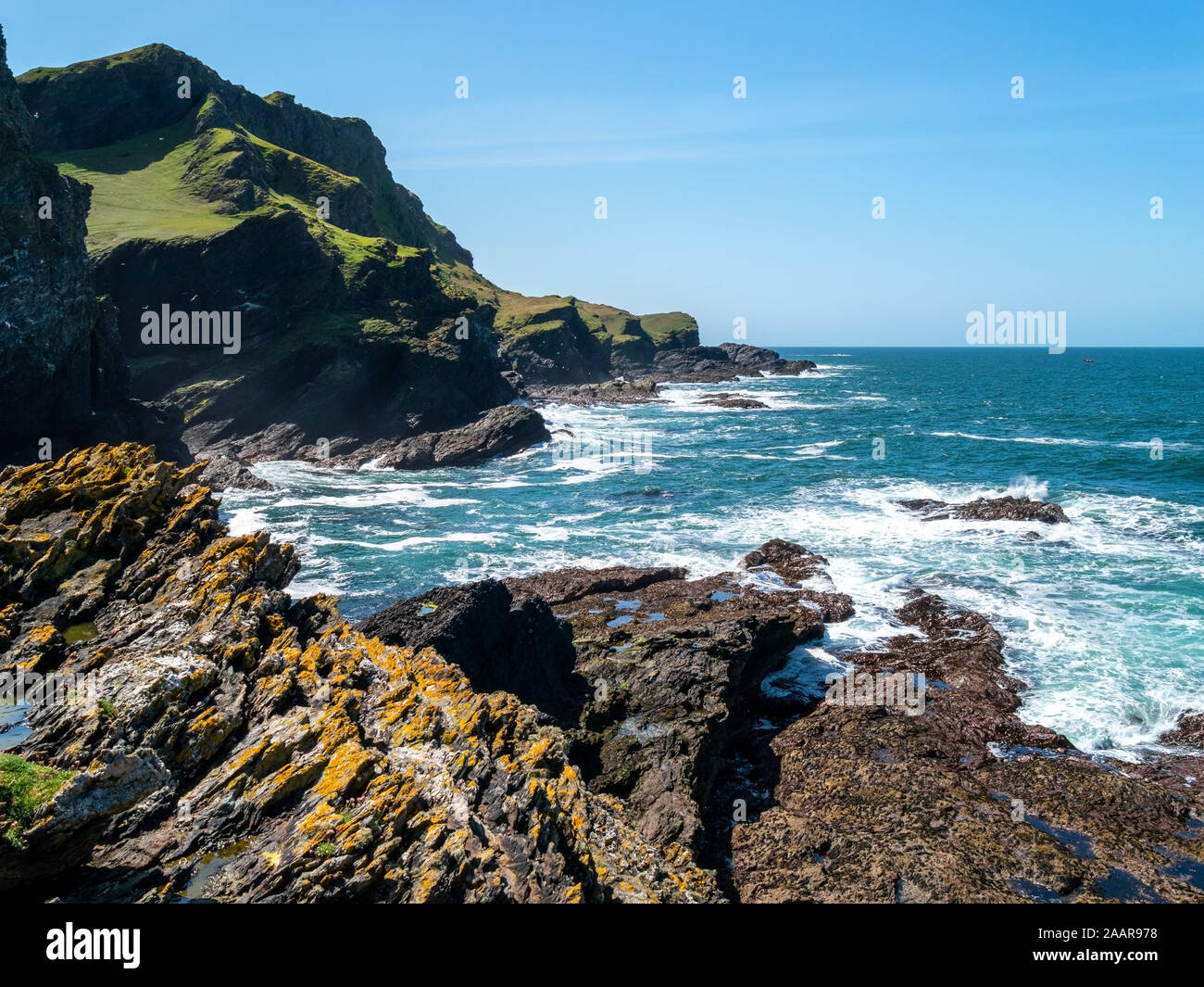 Scogliere sul mare, le onde e surf a Pig's Paradise,Isle di Colonsay, Scotland, Regno Unito Foto Stock