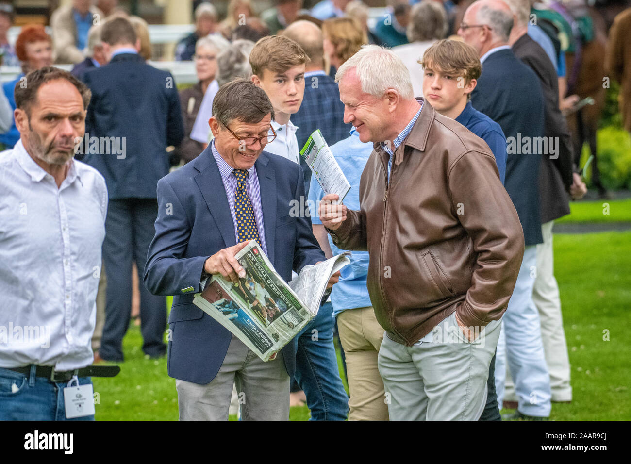 I partecipanti passando il tempo tra le razze a Ripon gare , Yorkshire Regno Unito Foto Stock