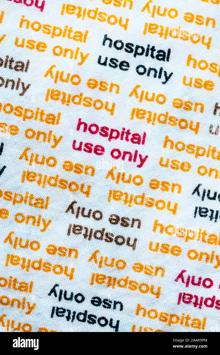 Un abito ospedale coperta con le parole stampate in ospedale solo per l'uso. Foto Stock