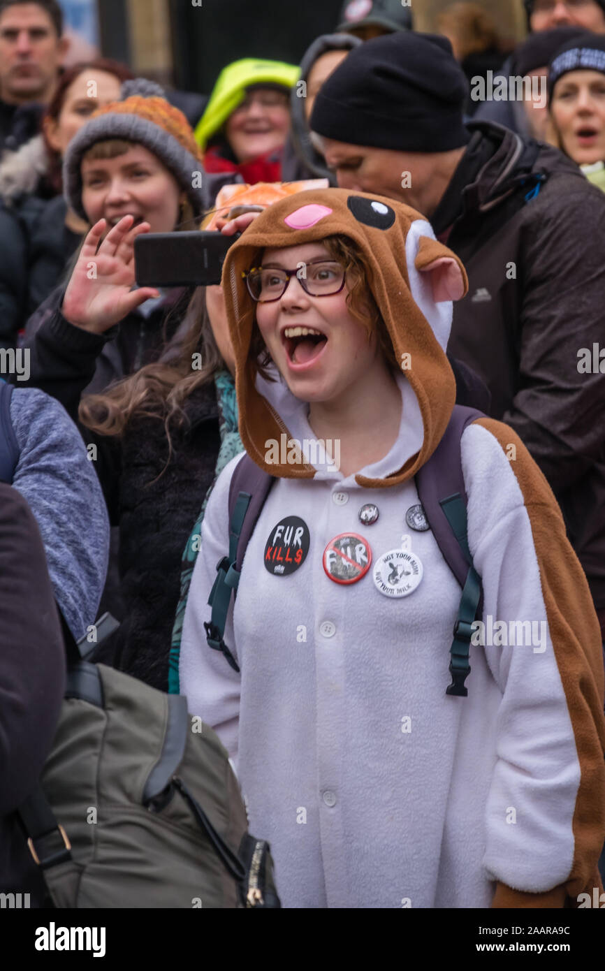 Londra, Regno Unito. Il 23 novembre 2019. La marcia annuale contro la pelliccia A Londra incontra a Leicester Square e poi le diverse centinaia di manifestanti marzo lungo i marciapiedi del West End chiamando per un fine non solo utilizzando la pelliccia nell abbigliamento ma contro ogni forma di sfruttamento degli animali di tutte le specie, se per carni e prodotti lattiero-caseari, lana e cuoio o altri prodotti. Peter Marshall / Alamy Live News Foto Stock