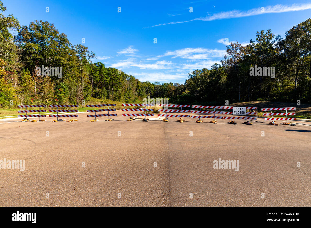 Chiusura della strada baricades alla fine della strada Foto Stock