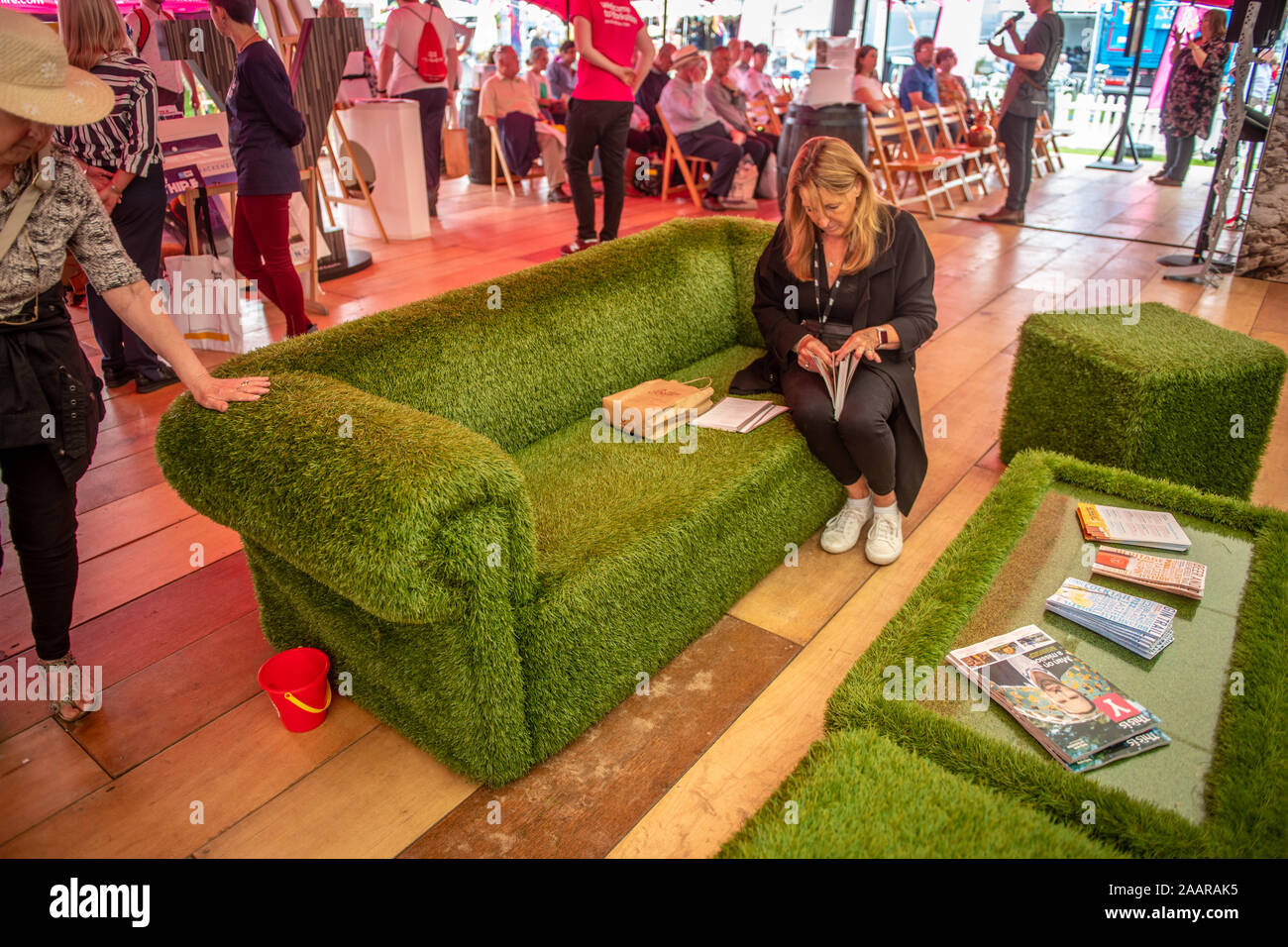 Una donna si appoggia su un astro turf coperta lettino, il grande spettacolo dello Yorkshire, Harrogate, nello Yorkshire, Regno Unito Foto Stock