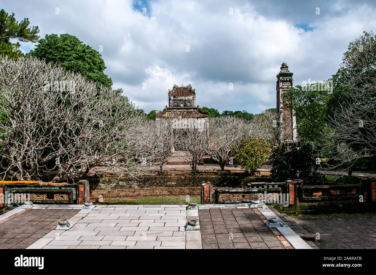 Vista sul parco intorno al mausoleo Tu Duc, vicino al fiume Perfume e Hue, Vietnam. Foto Stock