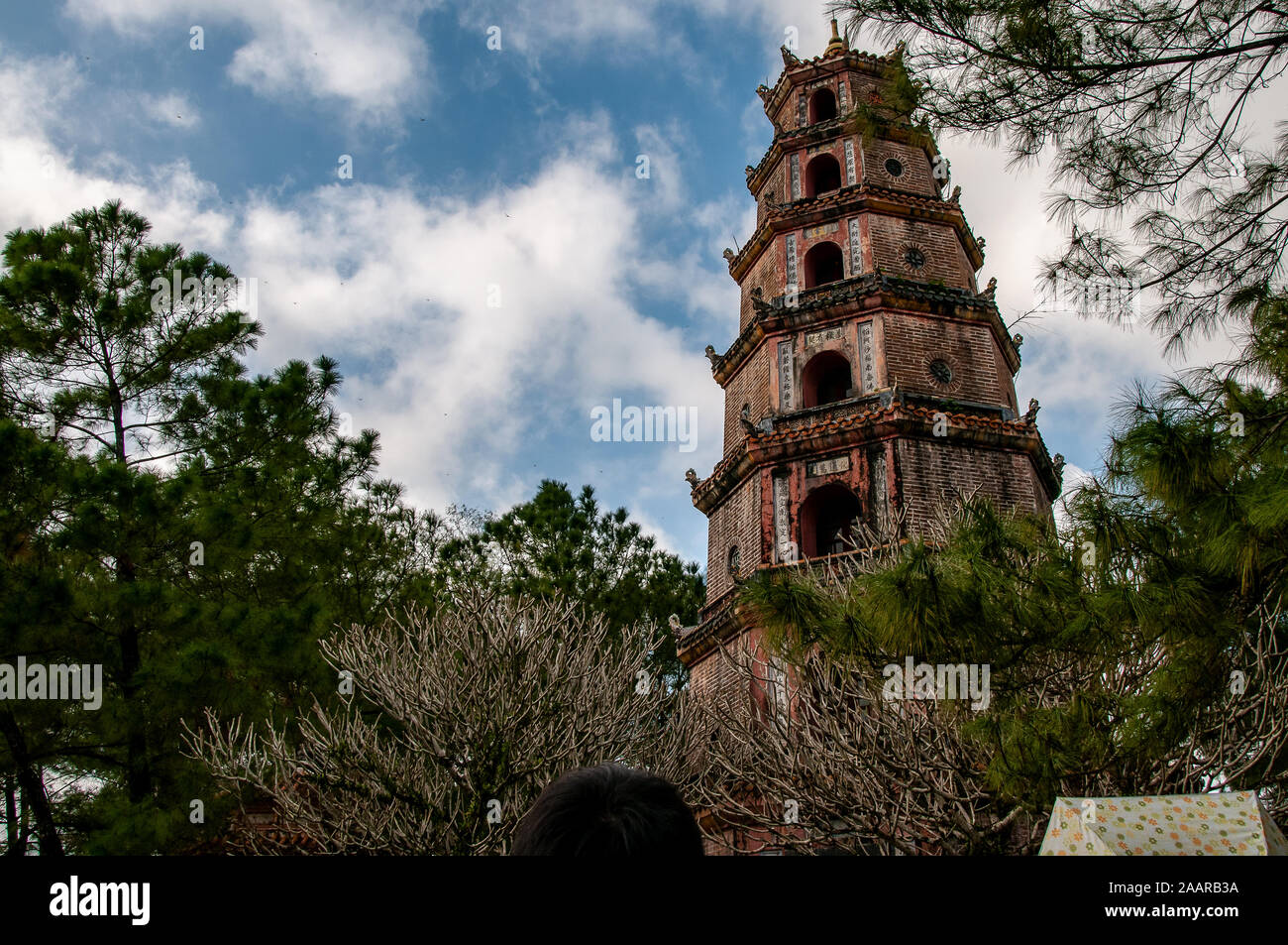 La torre ottagonale, simbolo della città di Hue, nel parco della pagoda Thien Mu. Foto Stock