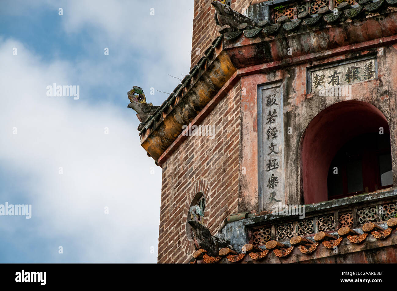 Particolare di un aereo della Pagoda della Signora Celeste, famoso tempio a sette piani, sul fiume profumo, vicino a Hue, Vietnam. Foto Stock