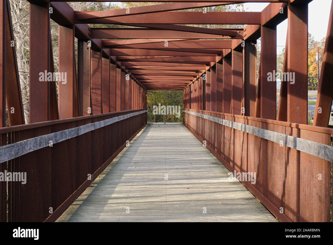 Rusty ponte sopra il fiume Eno Foto Stock