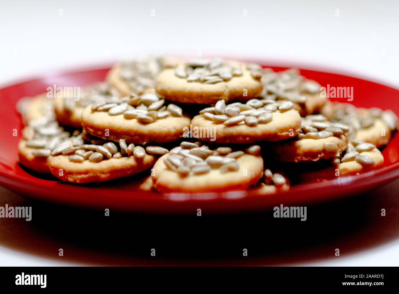Biscotti fatti in casa con i semi di girasole fresco di forno, servita su una piastra Foto Stock