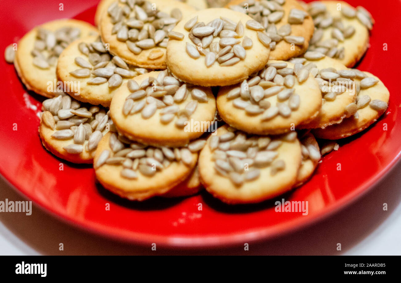 Biscotti fatti in casa con i semi di girasole fresco di forno, servita su una piastra Foto Stock