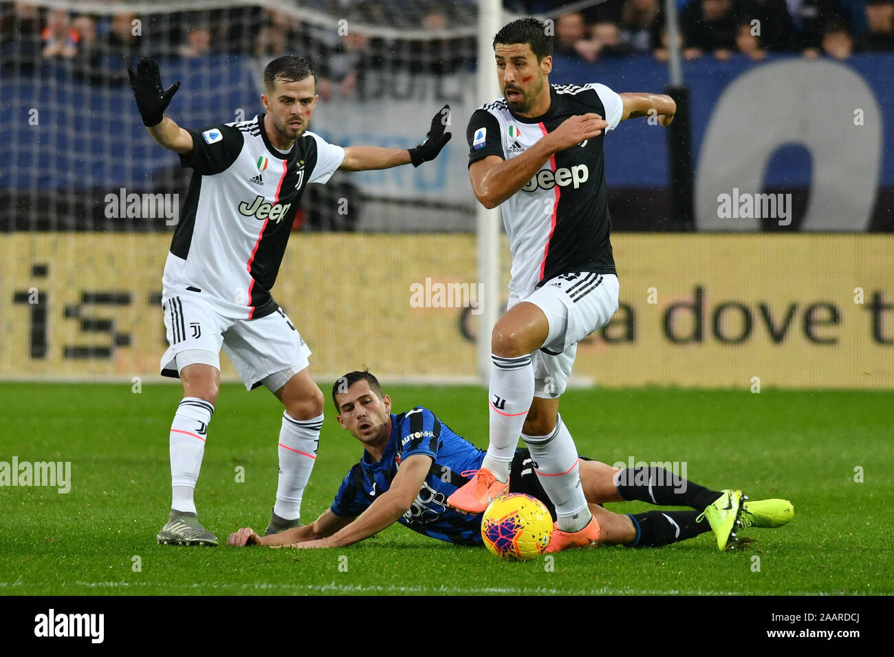 Bergamo, Italia, 23 Nov 2019, pianic e khedira juventus durante l'Atalanta vs Juventus - Calcio italiano di Serie A uomini campionato - Credito: LPS/Alessio Tarpini/Alamy Live News Foto Stock