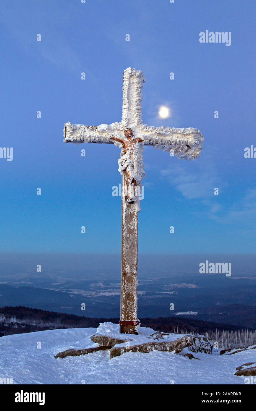 Gesù am Gipfelkreuz bedeckt mit Schnee und Eis, Bayrischer Wald, gelo, Eis Kalt, Foto Stock