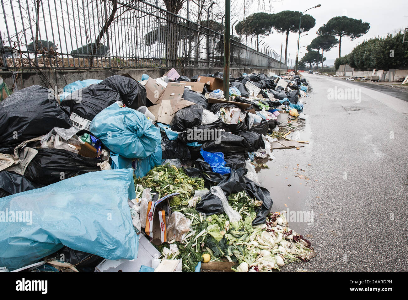 Caserta, Italia, 21 Febbraio 2008: rifiuti si accumula in una strada a Caserta, Italia, a nord di Napoli durante la Napoli gestione dei rifiuti crisi nel 2008. Foto Stock