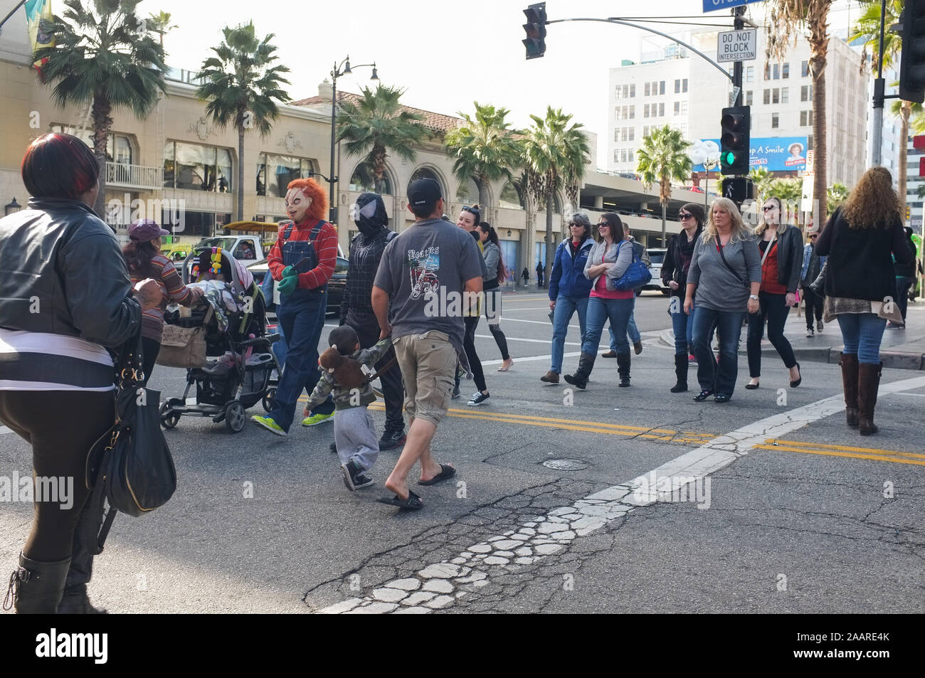 La gente sulla famosa walk of fame a Hollywood Boulevard in Hollywood, CA. Foto Stock