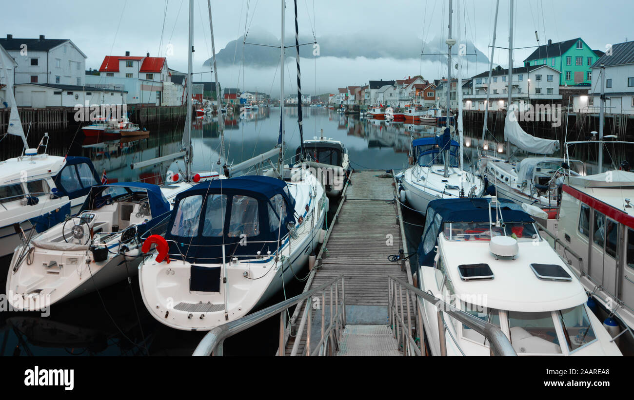 Vista panoramica del lungomare porto di Henningsvaer in estate. Henningsvaer è un villaggio di pescatori e la città turistica situata sulla Austvagoya nel Lofote Foto Stock