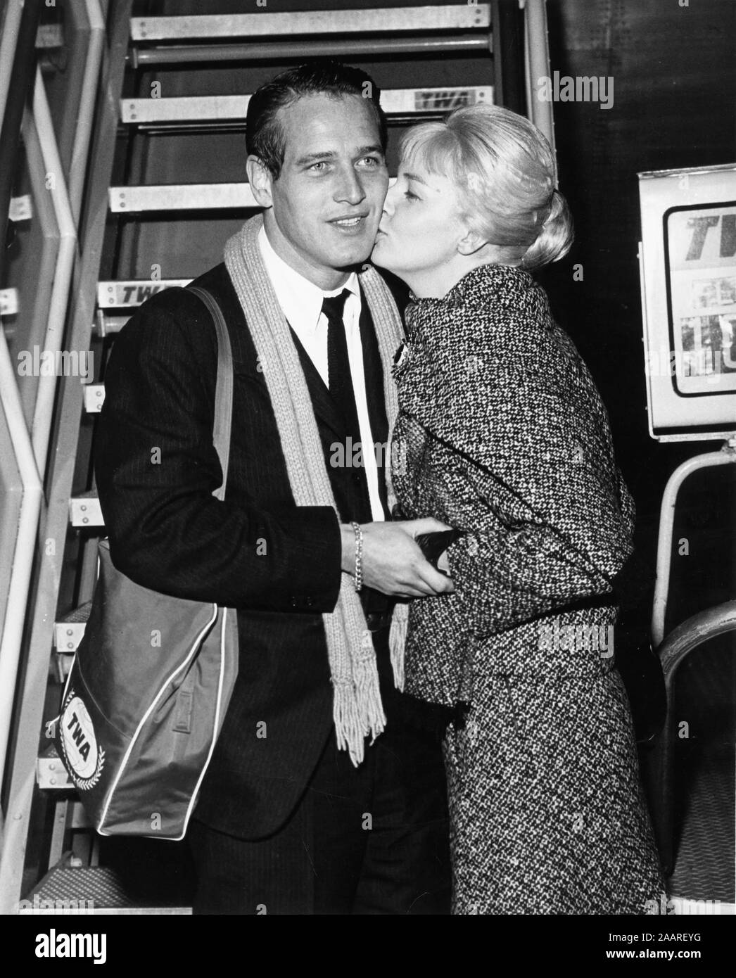 Dic 15, 1975 - New York New York, Stati Uniti d'America - JOANNE WOODWARD dà il suo marito Paul Newman un bacio al fondo delle scale di aria per un TWA, Transworld Airlines aereo. (Credito Immagine: © Keystone Press Agency/Keystone USA via ZUMAPRESS.com) Foto Stock