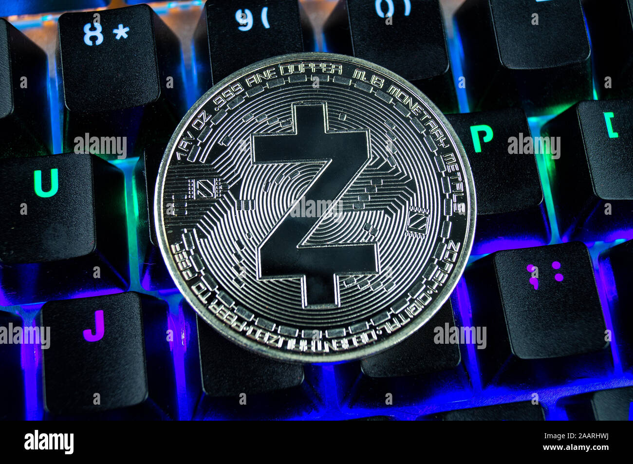 Coin cryptocurrency zcash close-up di colore sfondo della tastiera Foto Stock