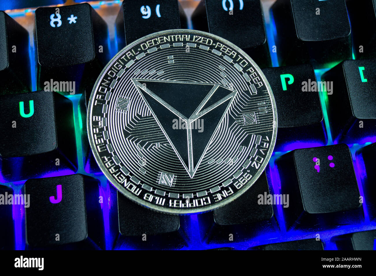 Coin cryptocurrency tron close-up di colore sfondo della tastiera Foto Stock
