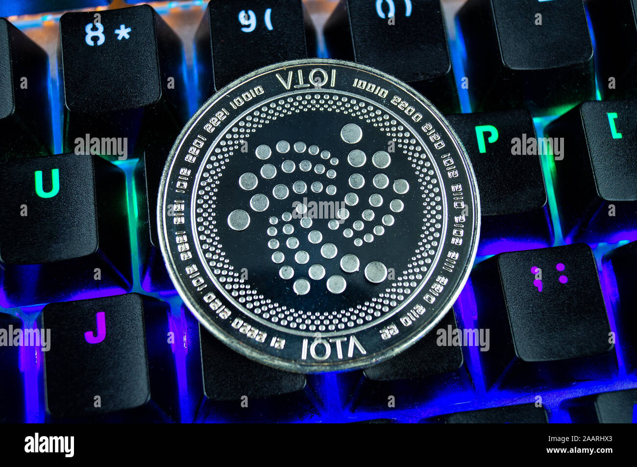 Coin cryptocurrency IOTA close-up di colore sfondo della tastiera Foto Stock