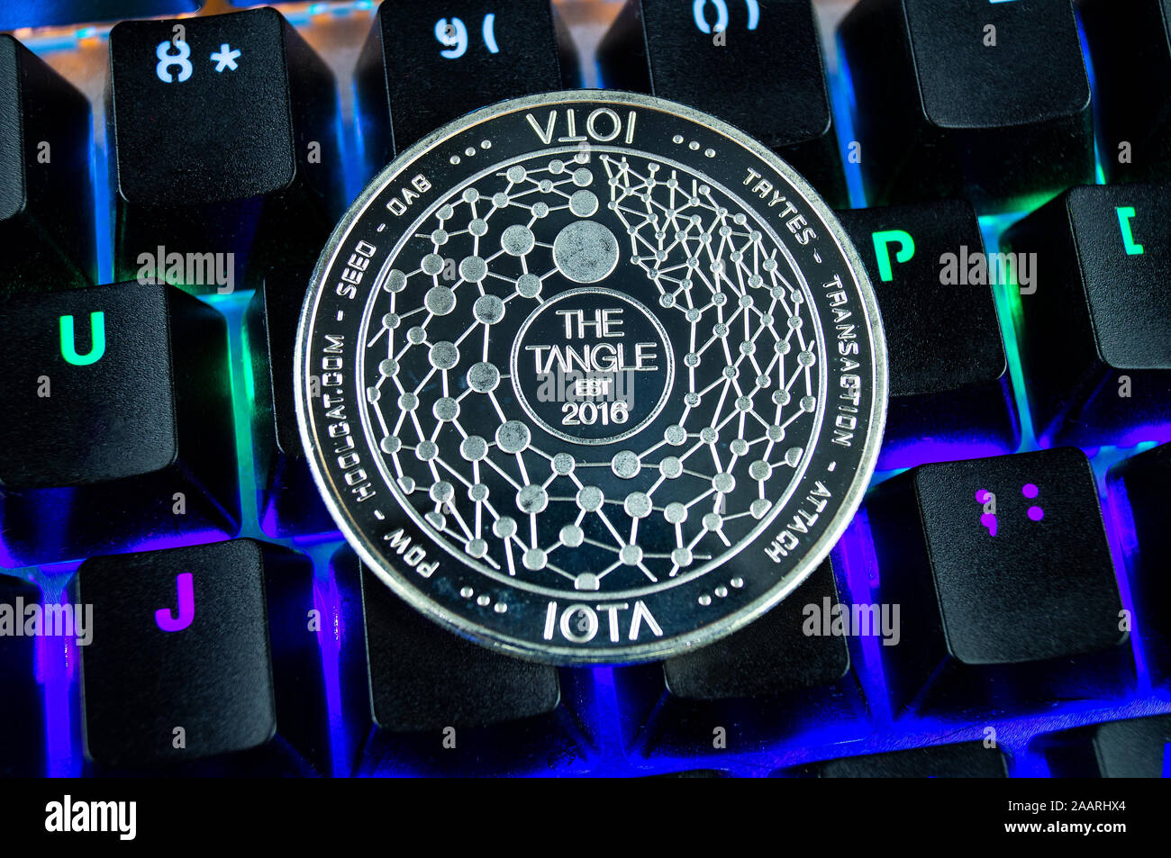 Coin cryptocurrency IOTA close-up di colore sfondo della tastiera Foto Stock