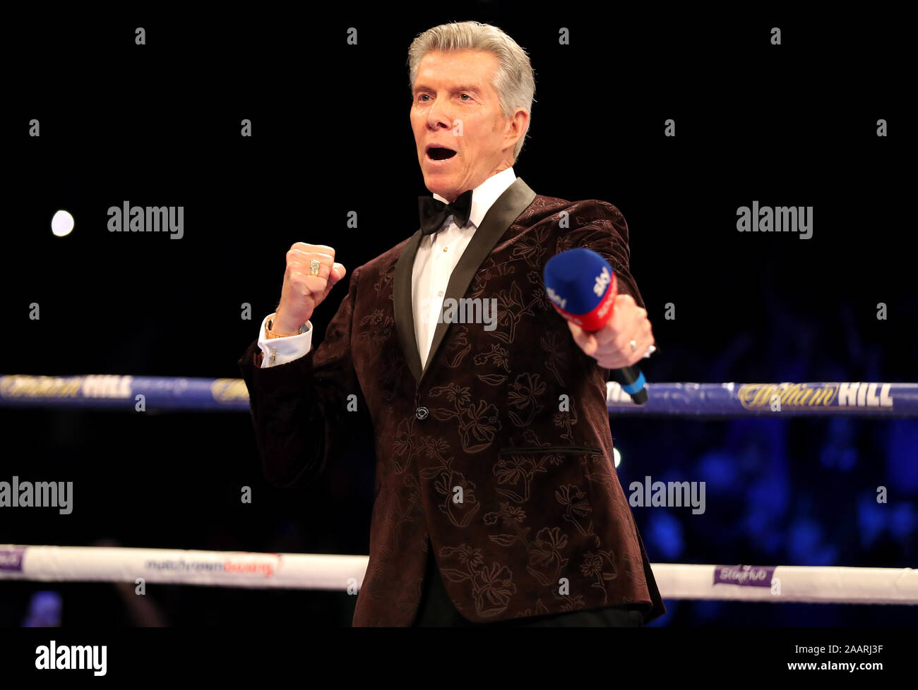 Pugilato ring annunciatore Michael Buffer con la M&S Bank Arena, Liverpool. Foto Stock