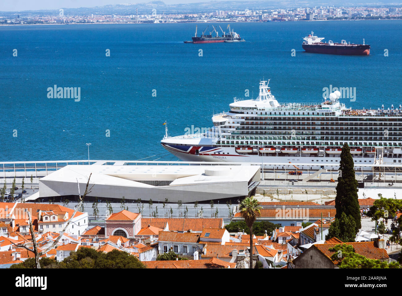 Lisbona, Portogallo : una grande nave da crociera accanto al nuovo Lisbona  Cruise Terminal progettato da Carrilho da Graça Arquitectos Foto stock -  Alamy