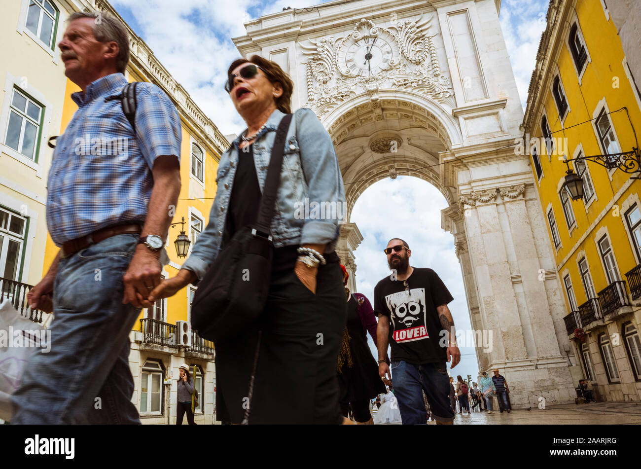 Lisbona, Portogallo : la gente a piedi sotto la Rua Augusta Arch costruito per commemorare la ricostruzione della città dopo il terremoto del 1755. Foto Stock