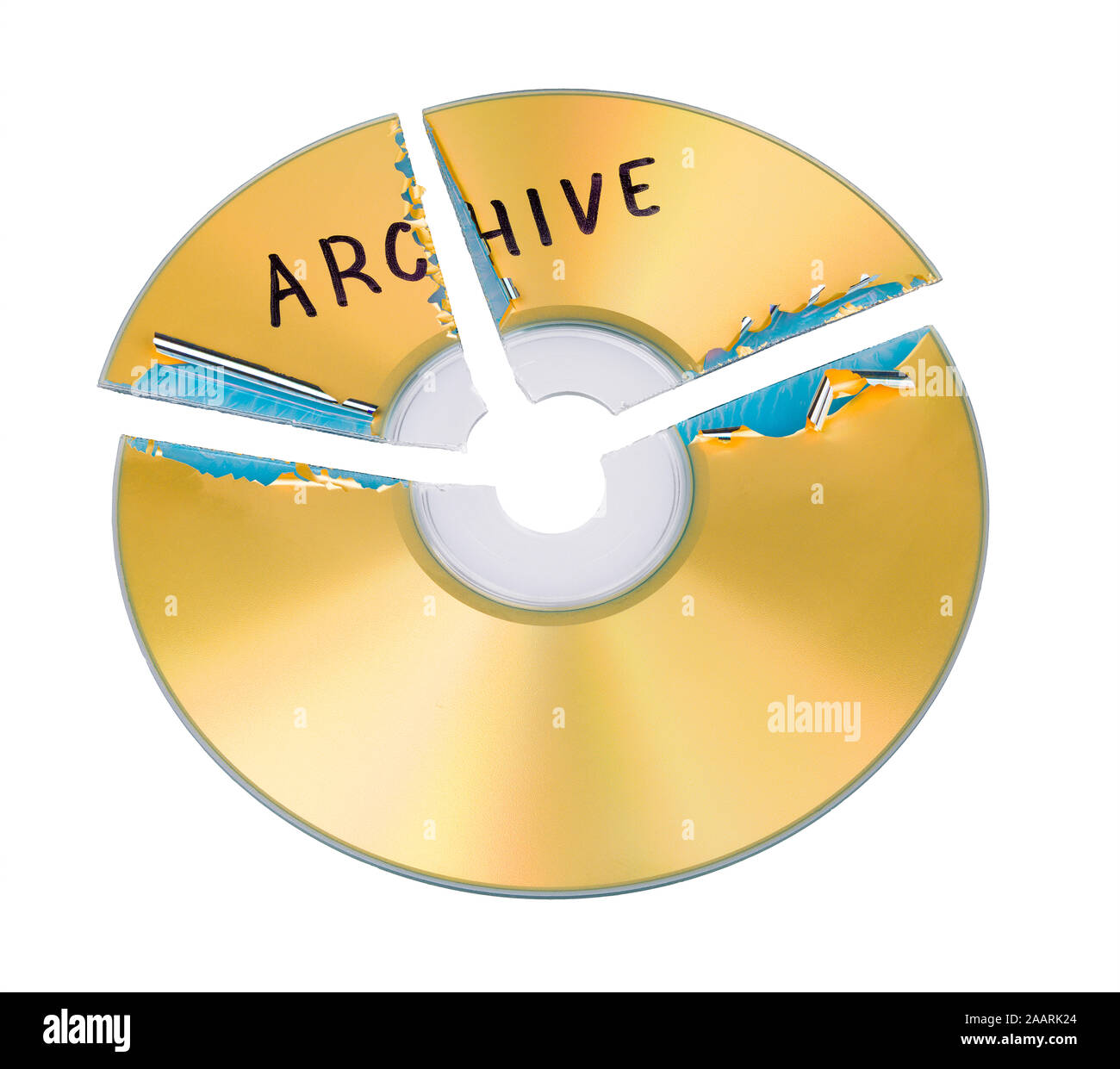 Compact disc parti. Shredded archivio digitale isolato su sfondo bianco. Scartata l'archiviazione elettronica di medie. Backup sicuri. Obsoleti su disco ottico. Foto Stock