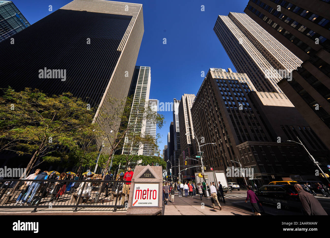 Vista dei massicci edifici nel centro cittadino di Manhattan dal livello della strada - 1221 Avenue of Americas Foto Stock