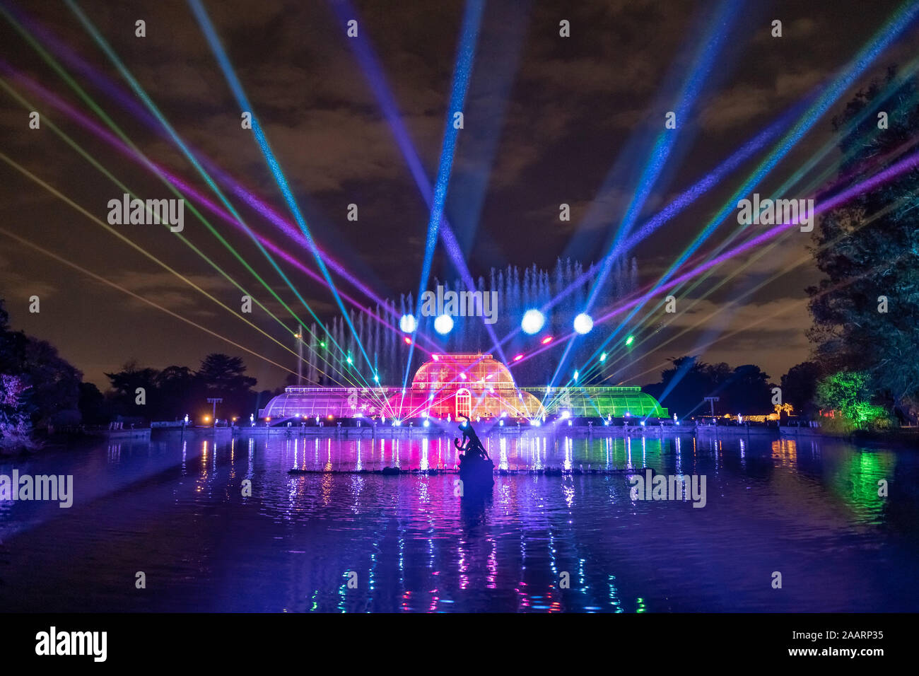 Londra, Regno Unito. 19 Nov 2019. Natale a Kew luci invernali multi-sensoriale installazioni. Credito: Guy Corbishley/Alamy Live News Foto Stock