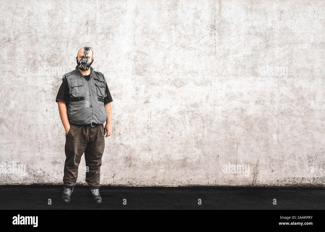 Uomo in Bane's mask che posano per una foto in Hollywood Blvd Foto Stock