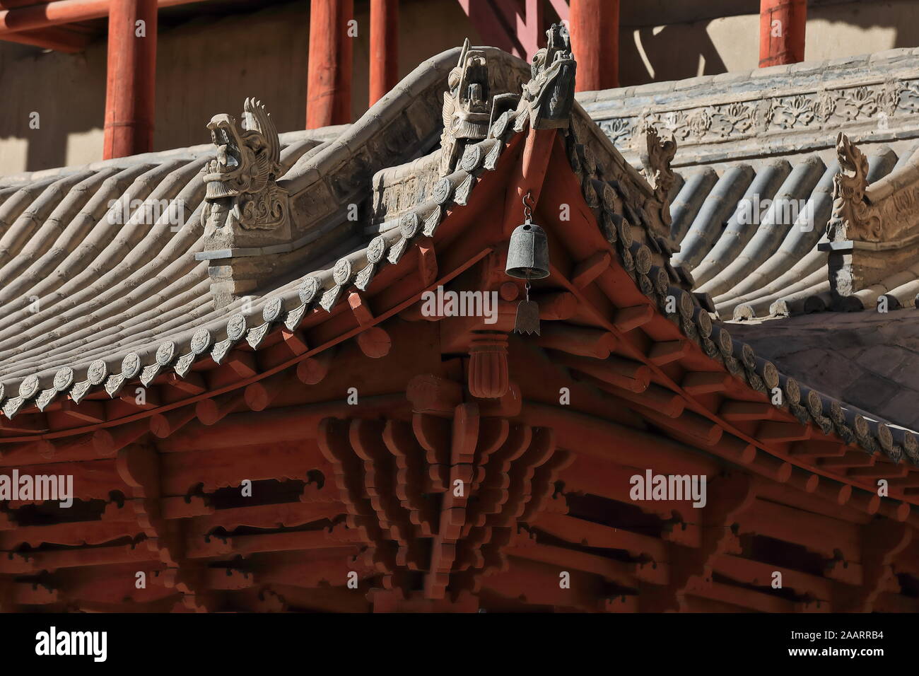 Rooof eaves con draghi-9 portico in legno piani Mogao Cave 96-Dunhuang-Gansu-China-0604 Foto Stock
