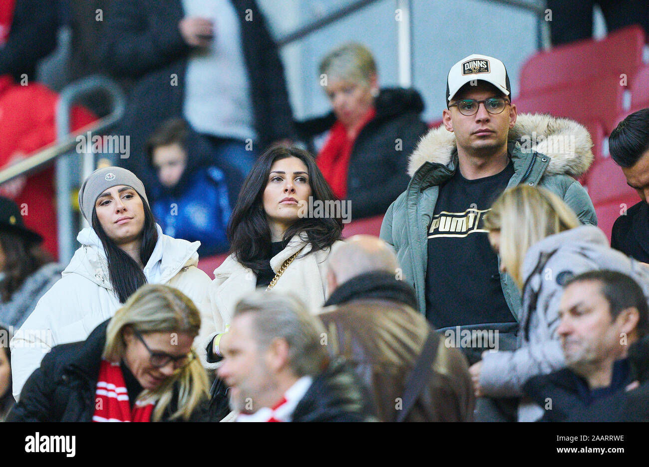 Dusseldorf, Germania. 23 Nov, 2019. Il calcio Fortuna Düsseldorf-FC Bayern Monaco 0-4 , Duesseldorf Nov 23, 2019. cantante tedesca Pietro Lombardi, vincitore 2011 DSDS, Deutschland sucht den Superstar FORTUNA DÜSSELDORF - FC Bayern Monaco 0-4 - DFL REGOLAMENTI VIETANO QUALSIASI USO DI FOTOGRAFIE come sequenze di immagini e/o quasi-VIDEO - 1. Credito: Peter Schatz/Alamy Live News Foto Stock