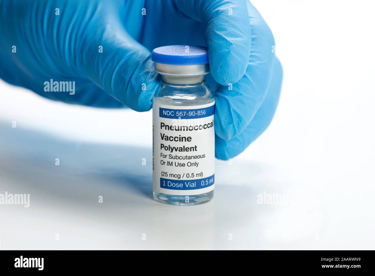 Virus di vaccino pneumococcico flaconcino di vaccino selezionati dalla mano del lavoratore del settore sanitario. Foto Stock