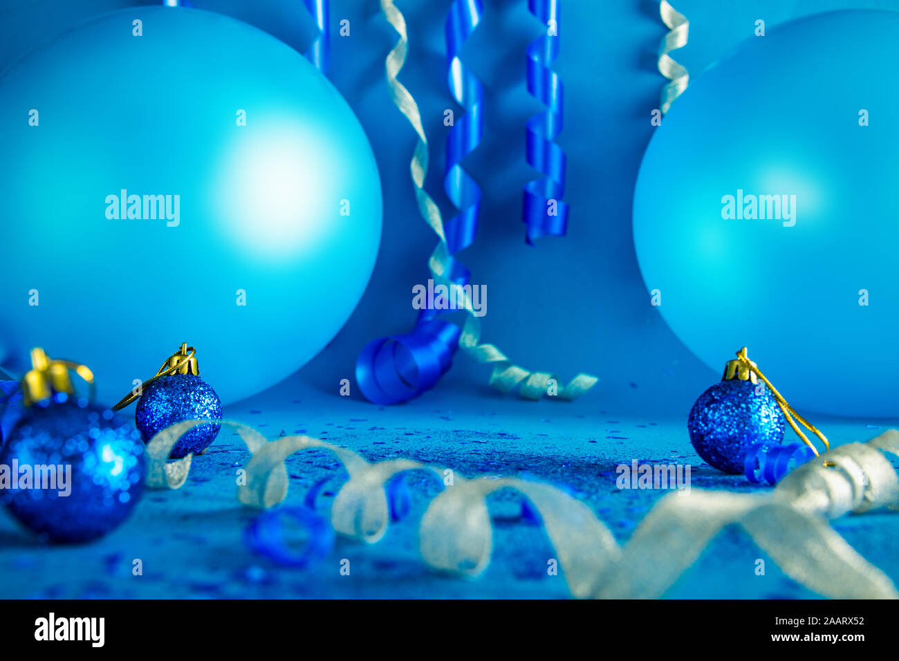 Partito blu decorazioni su un tavolo per la stagione festiva - celebrazioni e manifestazioni Concetto di immagine. Foto Stock