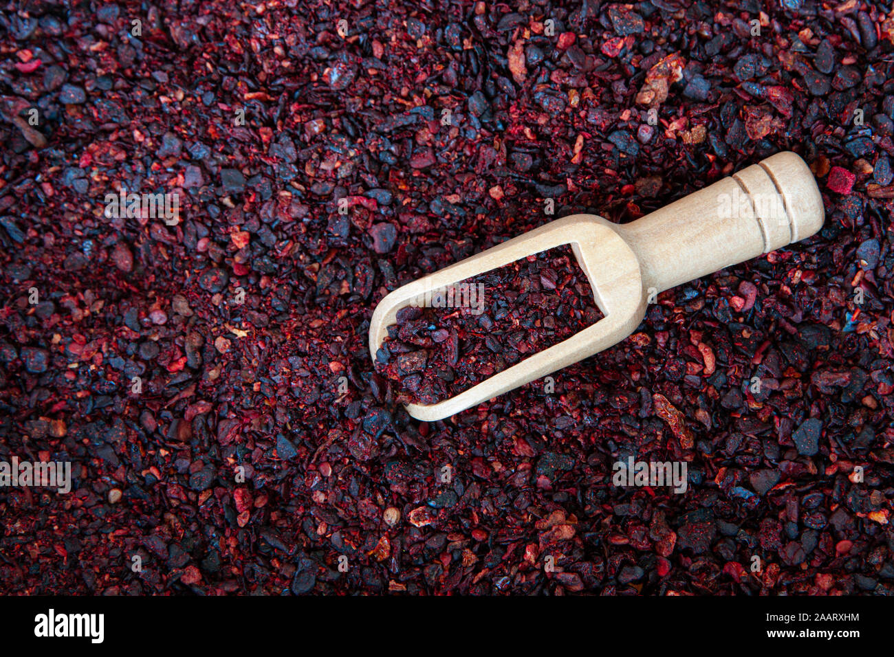 Pomodoro Secco spice con una spatola di legno sfondo Foto Stock