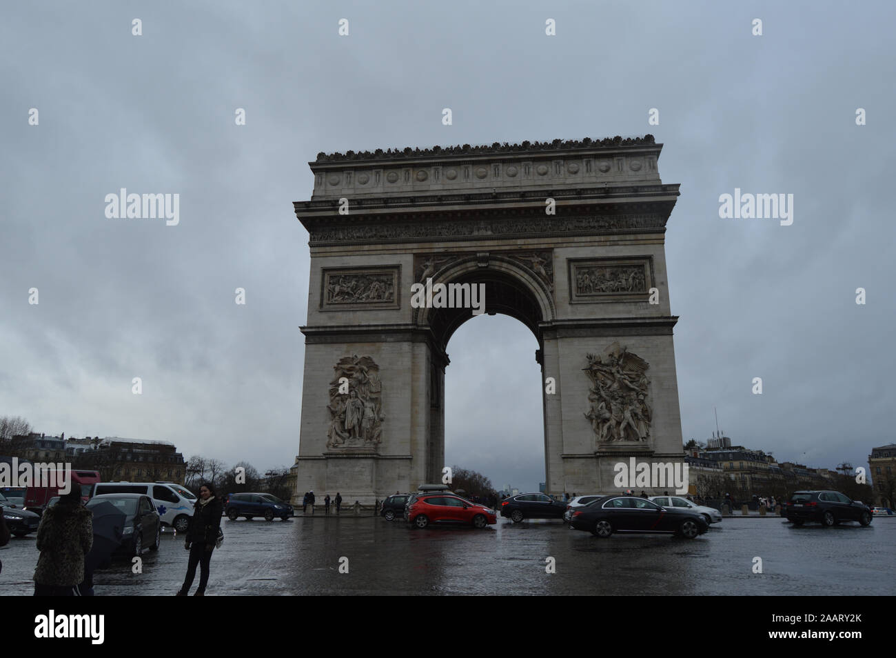Arco di Trionfo o Triomphe, situato al centro della piazza Charles de Gaulle, piazza di Parigi Francia Foto Stock