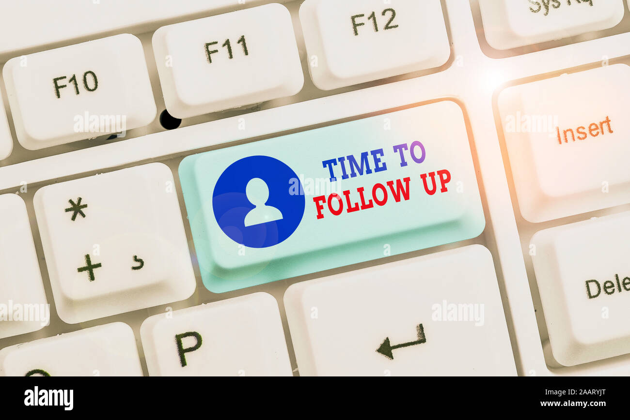 Testo della scrittura tempo di Follow Up. Foto concettuale inchiesta del precedente compito o informazioni continuazione Foto Stock